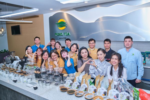 Các thành viên Vietnam Airlines bày tỏ sự vui mừng, phấn khởi tại buổi đào tạo của PESO TEA.