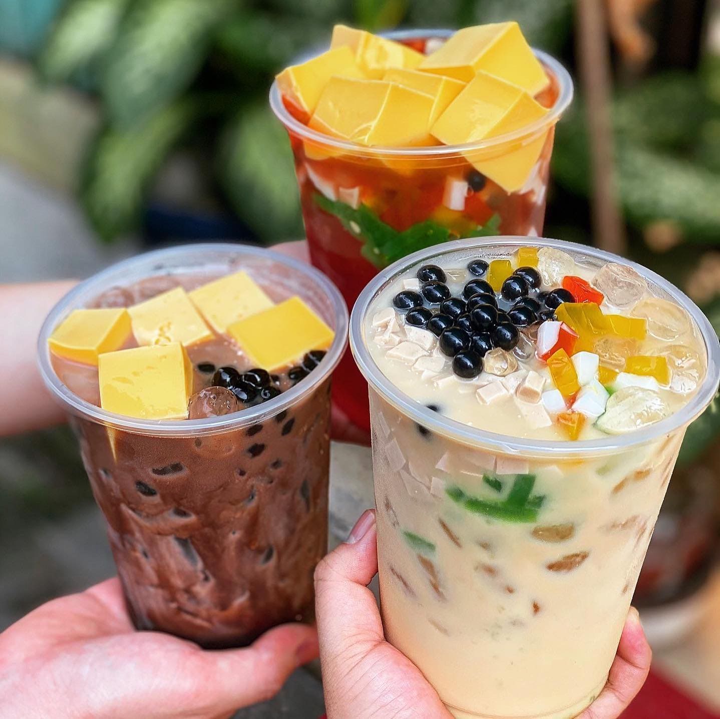 Lựa chọn kiểu dáng Ly: Ly nhựa đựng trà sữa trong suốt giúp làm nổi bật topping và tăng trải nghiệm thị giác cho khách hàng
