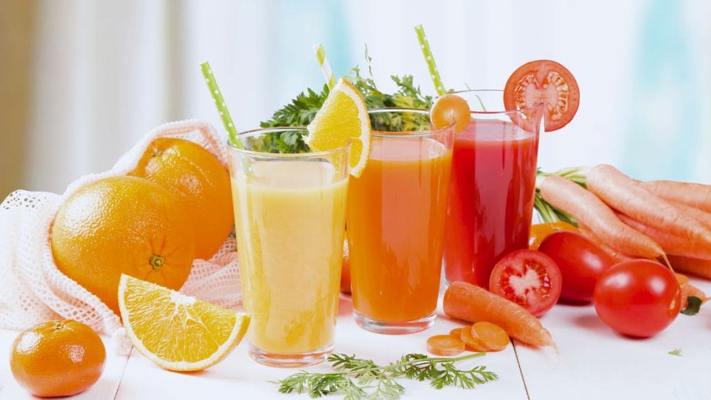 Lựa chọn kiểu dáng Ly: Ly nước ép trái cây trong suốt giúp tôn lên màu sắc tự nhiên và sức hấp dẫn của đồ uống