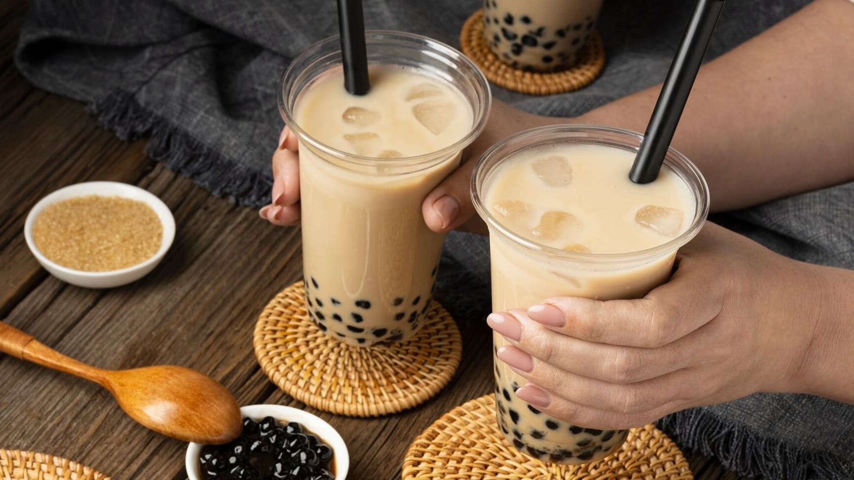 Sữa là thành phần quan trọng trong nhiều dòng đồ uống hiện đại, góp phần tạo độ béo, kết cấu mượt và cân bằng hương vị trong trà sữa, cà phê sữa và các thức uống sáng tạo.